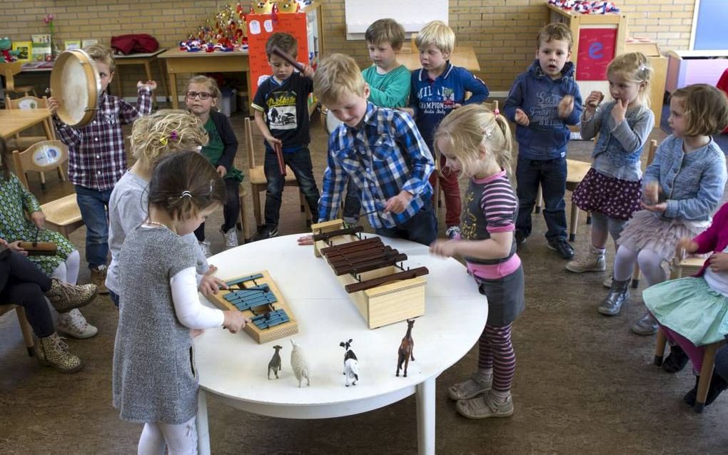 Leerlingen van de Eben-Haëzerschool in Bennekom leren sociale vaardigheden tijdens de muziekles. beeld RD, Anton Dommerholt