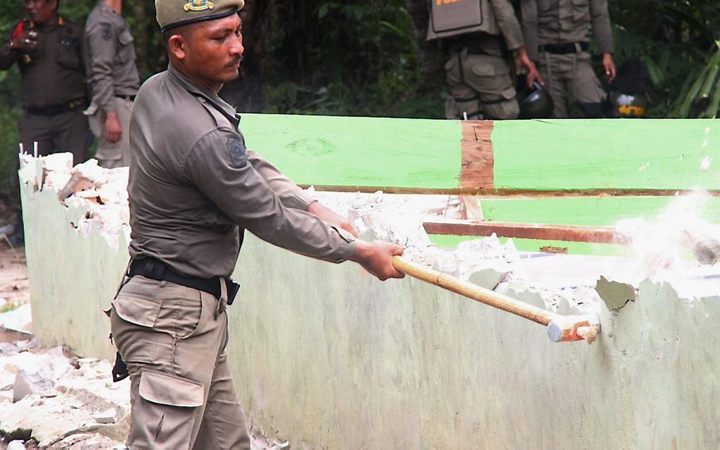 Politietroepen hebben maandag drie kerken in Singkil (Atjeh, Indonesië) met de grond gelijk gemaakt onder druk van moslims.  beeld AFP