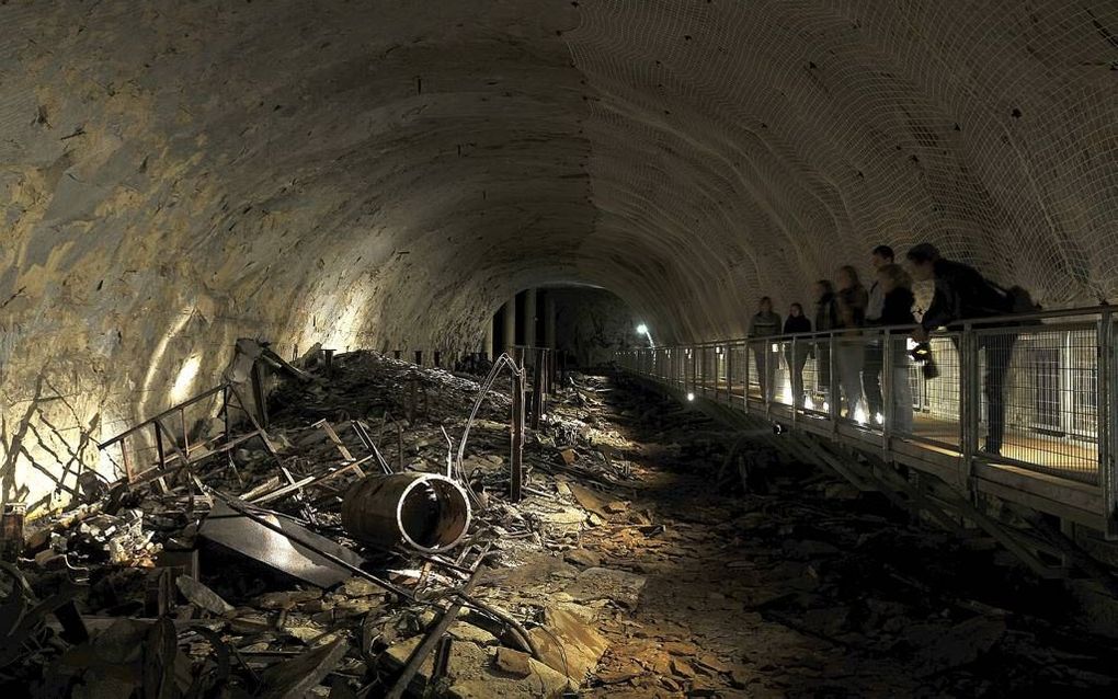 Een deel van het tunnelcomplex ”Mittelwerk” is sinds 1995 toegankelijk voor publiek. Hier Kamer 45. Het puin, inclusief materiaal voor de V2’s, ligt er nog vrijwel zoals het is achtergelaten. Beeld Claus Bach, KZ-Gedenkstätte Mittelbau-Dora