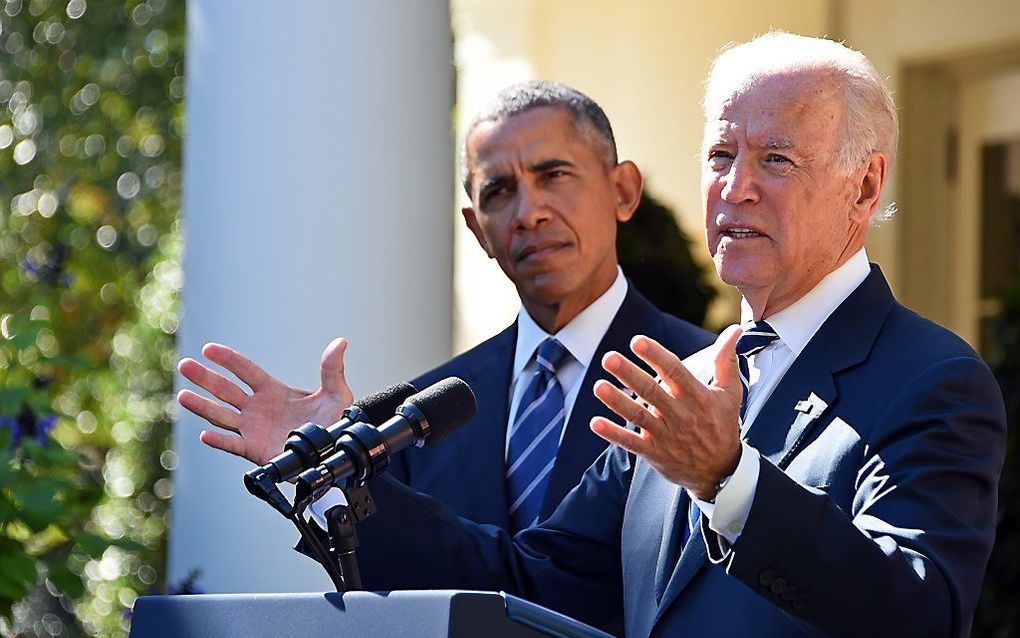 Biden (R) en Obama. beeld AFP