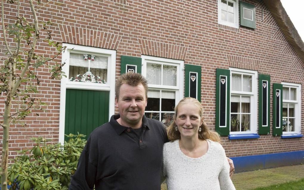 STAPHORST. Boerenechtpaar Henk en Margje Jansen voor hun boerderij.  beeld Wilbert Bijzitter