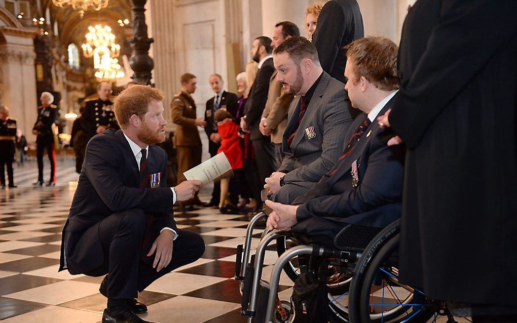 Prins Harry spreekt met gewonde veteranen. beeld EPA