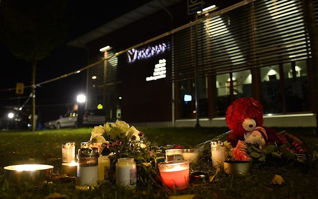 Bloemen en kaarsen bij de school in Zweden waar een man twee mensen doodde. Beeld AFP