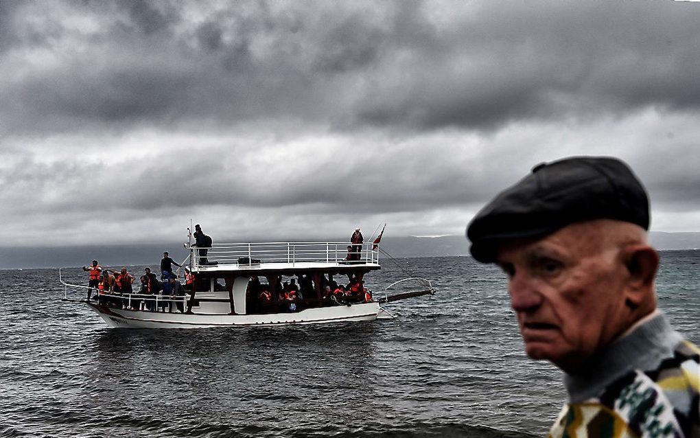 Een bootje met vluchtelingen komt aan op Lesbos. Beeld AFP