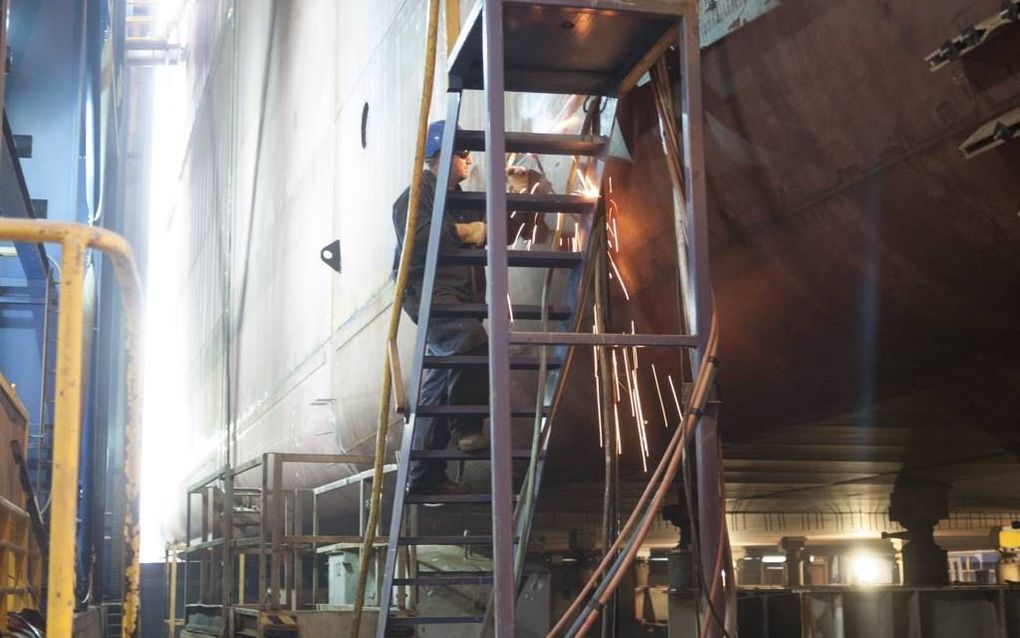 KAMPEN. Het Friese Barkmeijer Shipyards bouwt in Kampen een groot zeeschip af. Voor het eerst sinds anderhalf jaar is de voormalige scheepswerf Peters daarmee weer in functie. beeld Michiel Satink