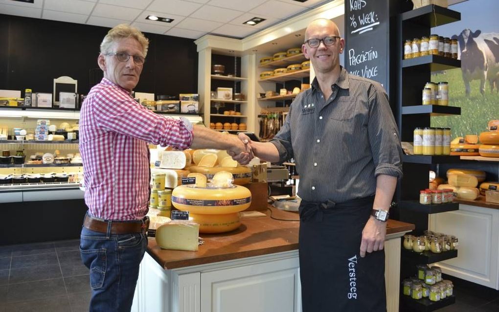 Arno van Leeuwen (links) drukt de hand van Geert Versteeg.  Dat was afgelopen zomer in Barneveld.  beeld Edward Doelman