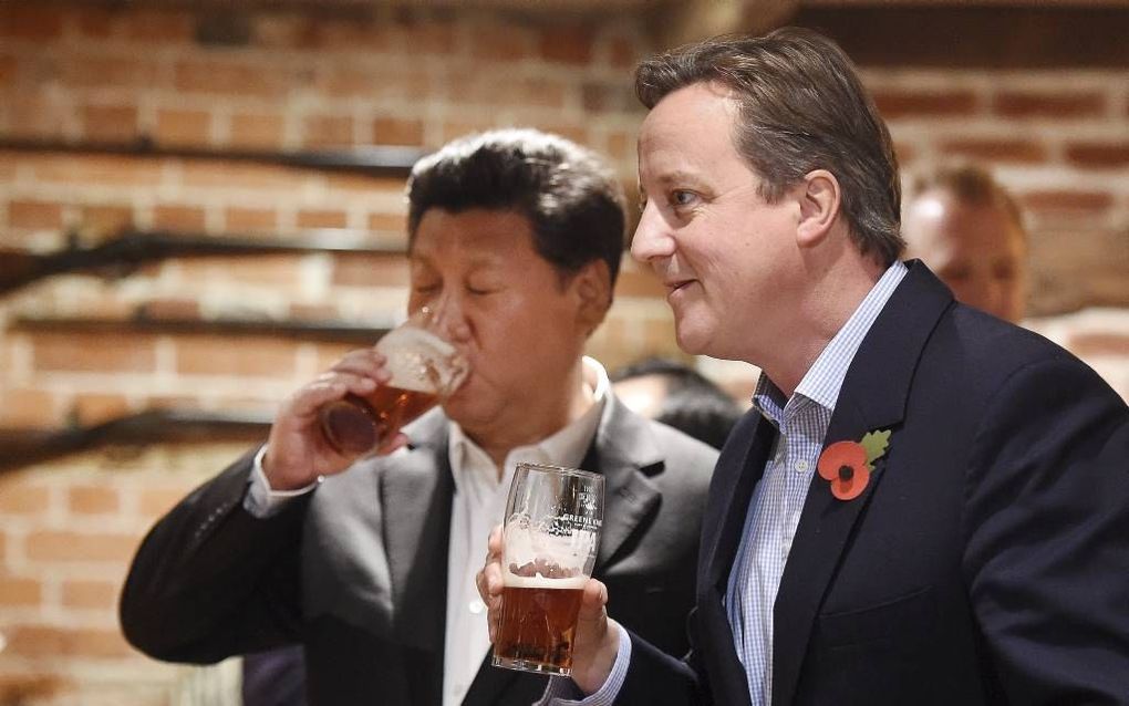 De Britse premier David Cameron (r.) dronk deze week een biertje met de Chinese president Xi Jinping. Xi was vier dagen te gast in Groot-Brittannië. Het Britse bedrijfsleven wist tal van orders in de wacht te slepen tijdens zijn bezoek. Volgende week zijn