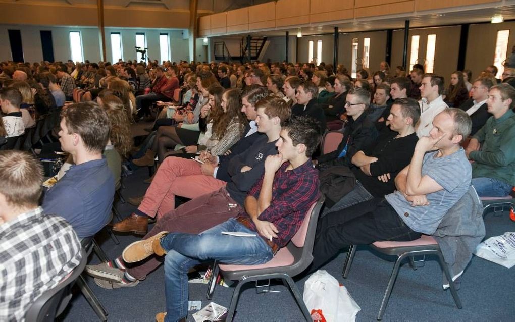 Het Landelijk Contact Jeugdwerk (LCJ) van de Christelijke Gereformeerde Kerken hield zaterdag in Aalsmeerderbrug een appeldag voor jongeren boven de zestien jaar. Het thema was: ”Gods wil, jouw rode draad?”  beeld Henk Bouwman