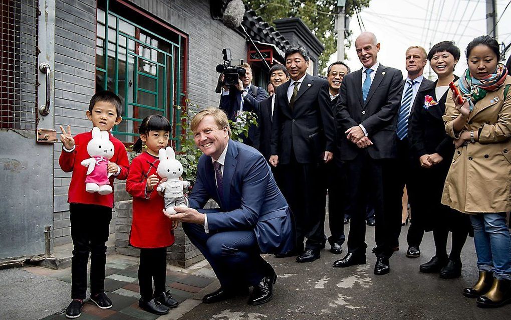 Koning Willem-Alexander krijgt twee Nijntje knuffels aangeboden tijdens een wandeling door een hutong, een traditionele Chinese woonwijk tijdens de tweede dag van het staatsbezoek aan China. beeld ANP