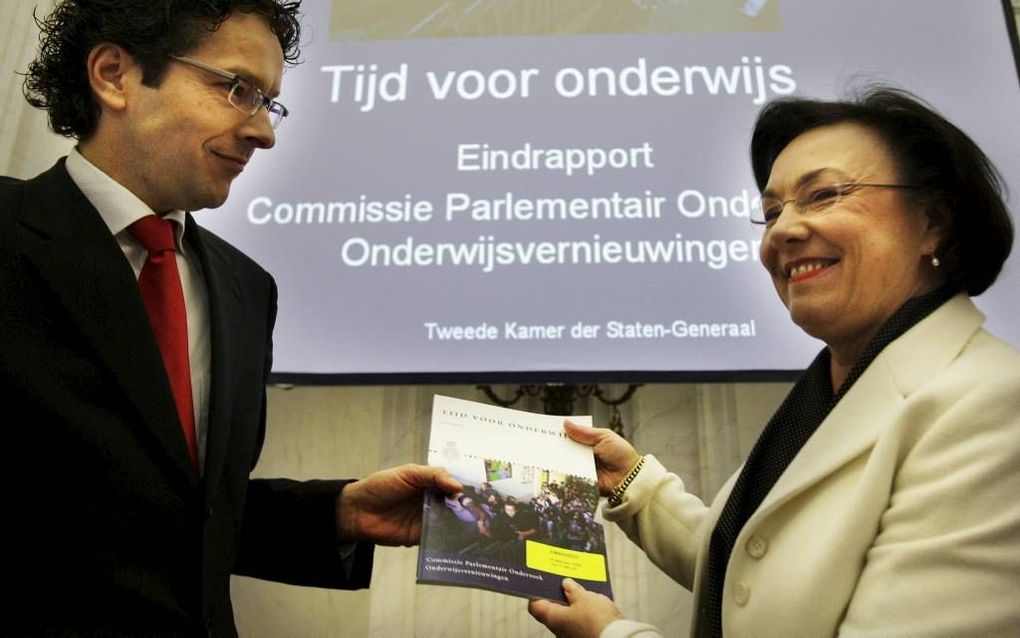 In februari 2008 overhandigde commissievoorzitter Dijsselbloem –momenteel minister van Financiën– het eindrapport van het onderzoek naar de onderwijsvernieuwingen aan toenmalig Tweede Kamervoorzitter Verbeet. beeld ANP