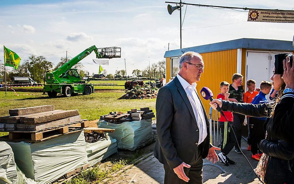 Burgemeester Hoogendoorn van Oldebroek bij de hoogwerker die omviel in Oosterwolde, mei 2015. beeld ANP