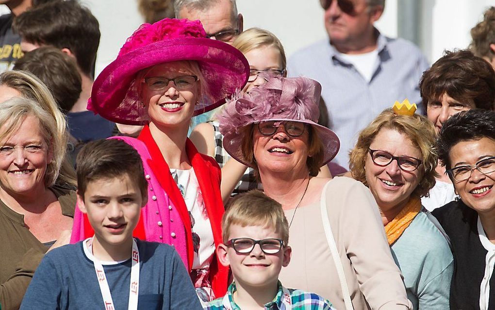 Sandra Tuijtelaars, met felrode mantel over haar gebloemde jurk, heeft een knalroze bloemenhoed; haar vriendin Elianne Raaijmakers een zachtroze met veertjes. In de Ridderzaal zouden ze niet opvallen. beeld RD, Anton Dommerholt