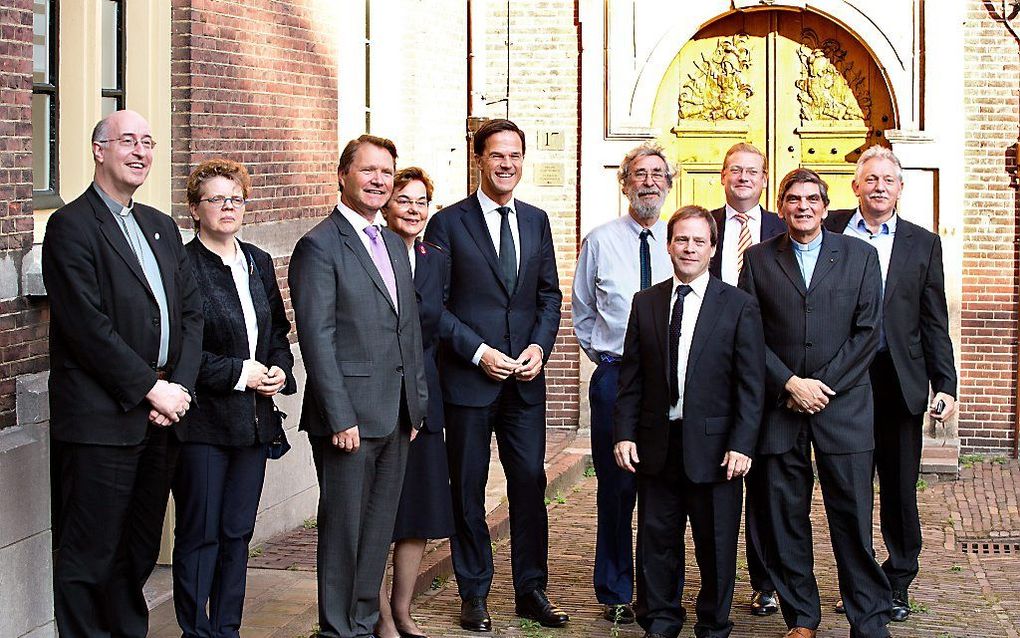 V.l.n.r. mgr. dr. J. Liesen van de rooms-katholieke bisschoppenconferentie; mr. S. Daalmans, secretaris-generaal van de bisschoppenconferentie; dr. R. de Reuver, scriba van de Protestantse Kerk in Nederland; majoor Jeanne van Halm van het Leger des Heils;