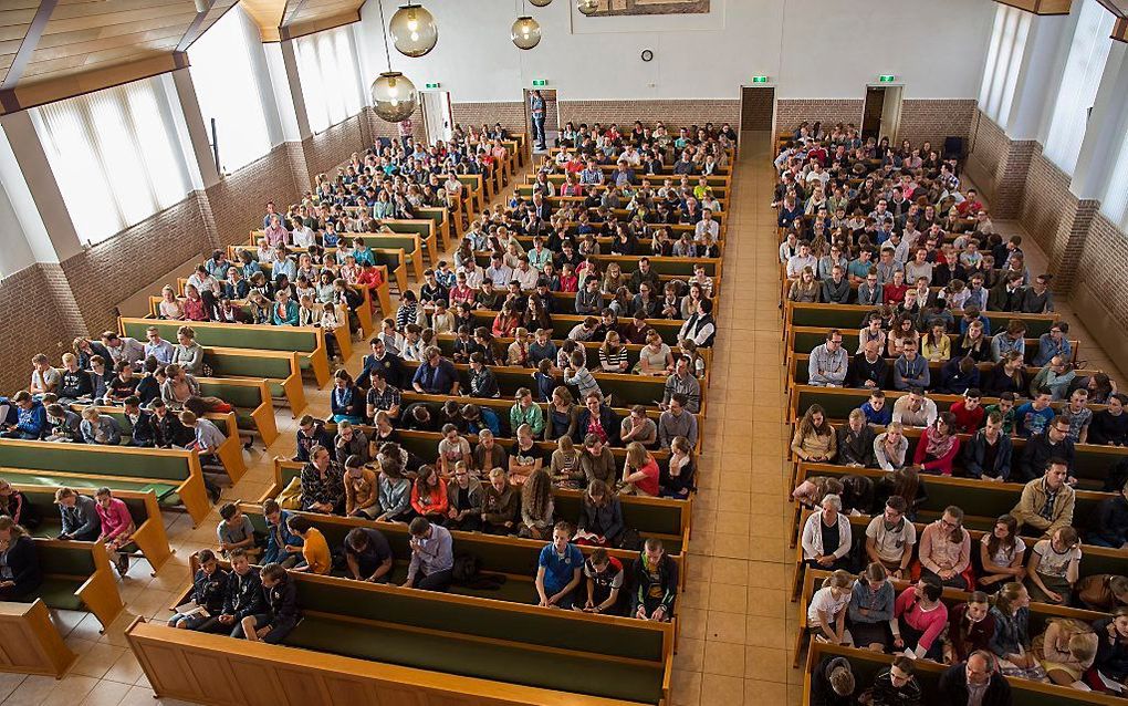 Honderden jongeren kwamen zaterdag in het kerkgebouw van de gereformeerde gemeente in Benthuizen  bijeen tijdens de 12+-Bondsdag van de Jeugdbond Gereformeerde Gemeenten. beeld Martin Droog