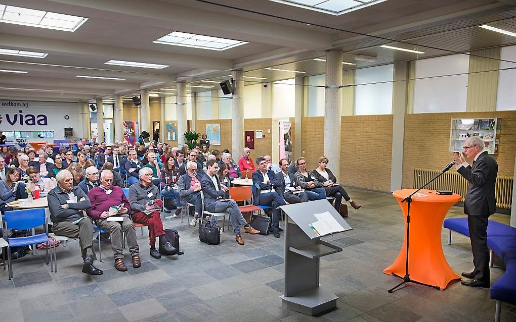 Ds. H. Russcher (achter de katheder) was een van de sprekers tijdens een symposium over Bijbelvertalingen aan Viaa in Zwolle. beeld RD, Henk Visscher