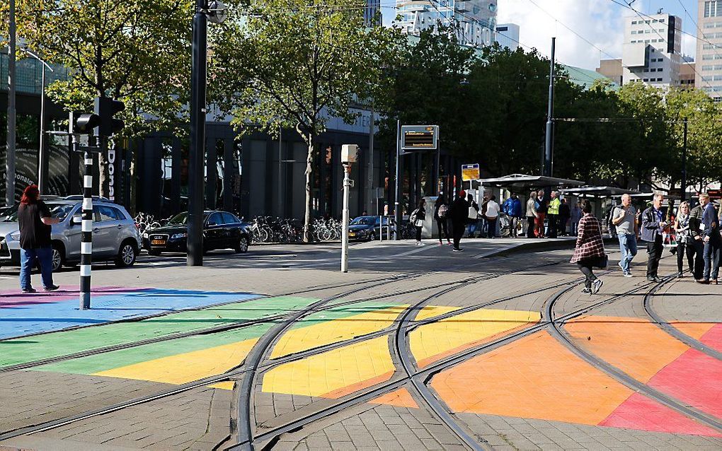 Een regenboogzebrapad in Rotterdam. beeld ANP, Bas Czerwinski