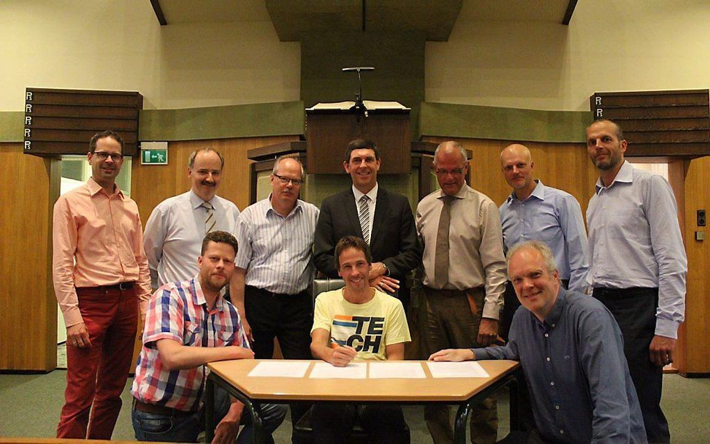 Op 6 juni werd het uitzendcontract van Rens Krijger (m.) getekend. beeld cgk Vlaardingen