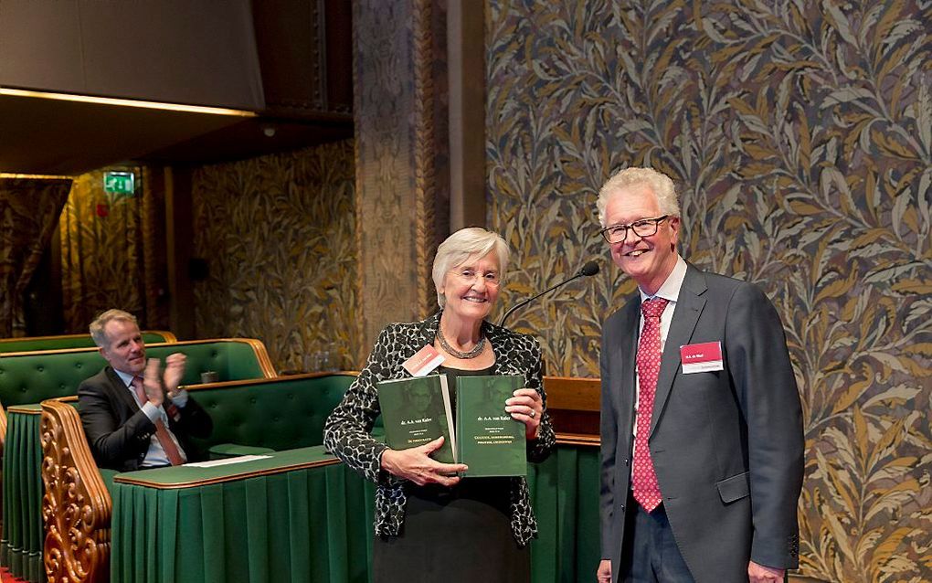 In de vergaderzaal van de Eerste Kamer in Den Haag werd woensdag het verzameld werk van A. A. van Ruler over kerk, staat en overheid gepresenteerd. Uitgever N. de Waal (r.) overhandigde de uitgave aan Van Rulers dochter prof. dr. A. A. van Ruler jr. beeld