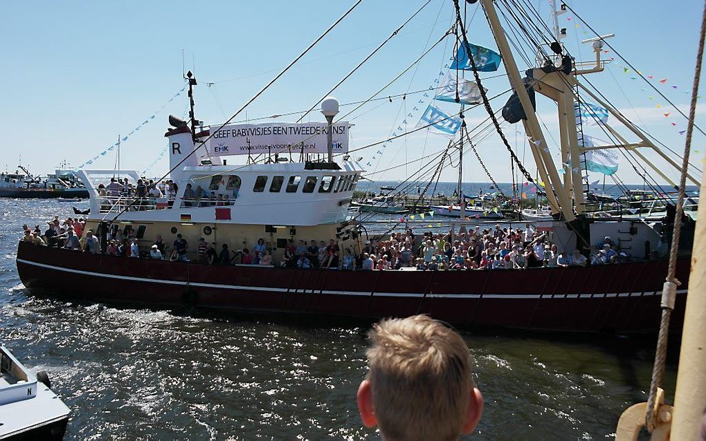 EMK vraagt bij grote evenementen aandacht voor de aanlandplicht, met leuzen als ”Babyvis hoort in zee”. Foto: Visserijdagen in Urk, voorjaar 2017. beeld RD