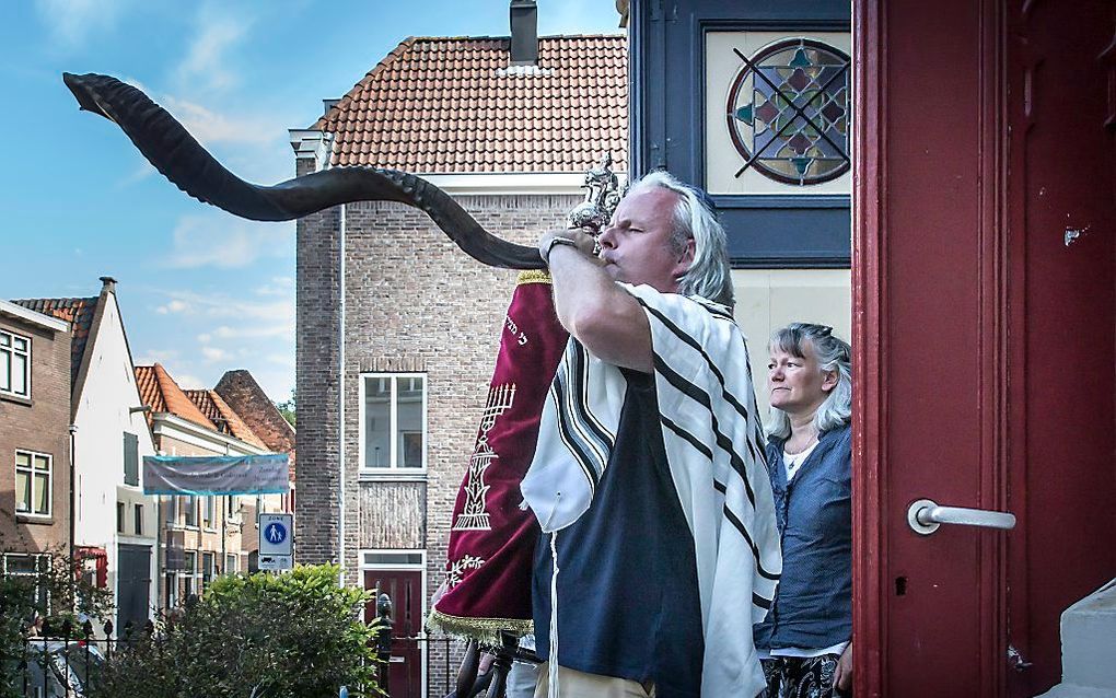 Voorzitter T. Fürstenberg van de Masorti Joodse Gemeente Beth Shoshanna komt woorden tekort om het „drama” te beschrijven. Even later staat hij op de drempel van de Grote Synagoge, een gebedskleed om, de Thorarollen in zijn ene hand. Met de andere heft hi