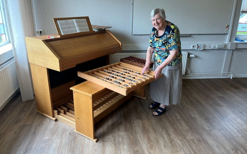 Kosteres Doortje Toornend-Aangeenbrug schikt de psalmen op het bord. beeld RD