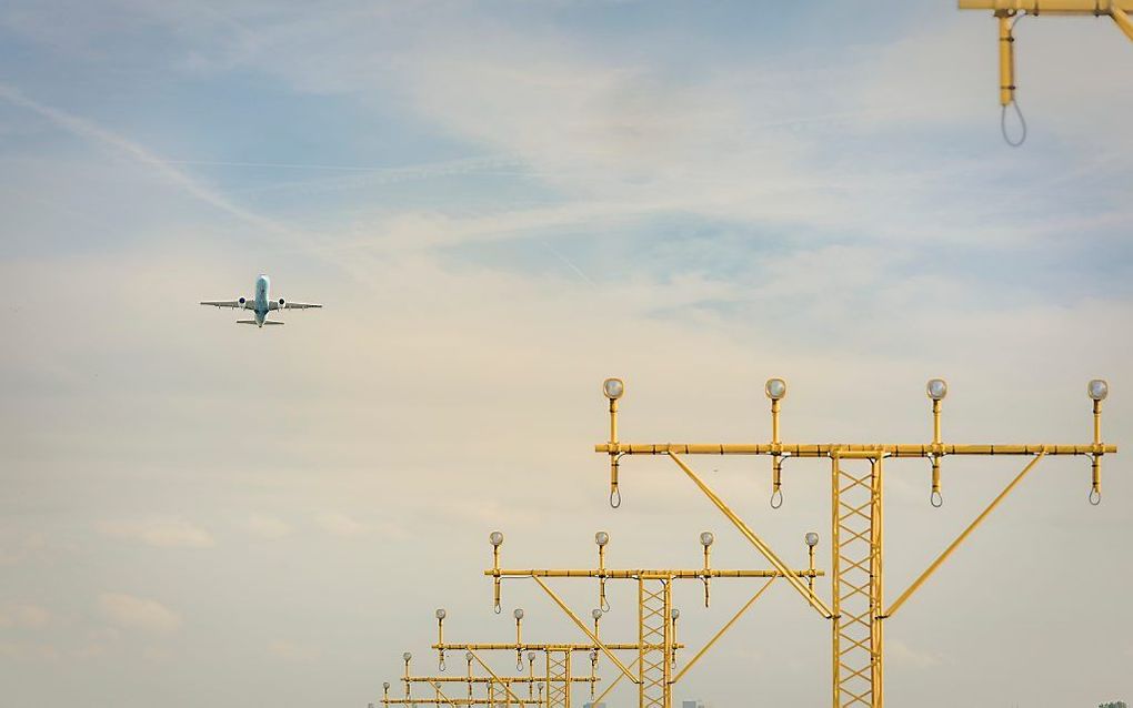 In 2023 moeten de nieuwe routes voor de luchtvaart boven Nederland gereed zijn. Bruins wil dat er bij de nieuwe indeling ook wordt gekeken naar een vliegroute over het IJsselmeer voor Lelystad Airport. beeld Sjaak Verboom