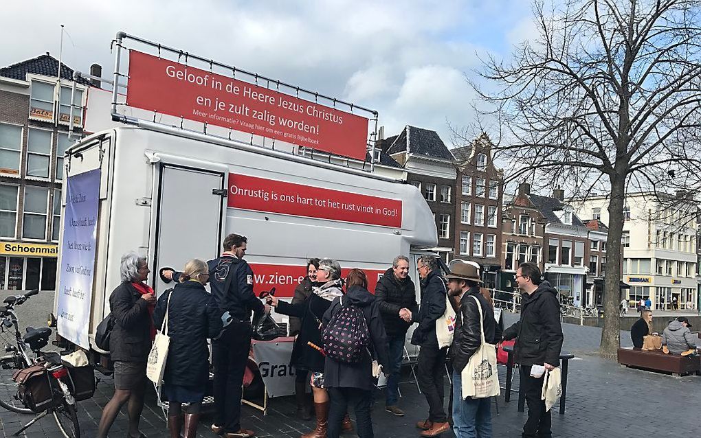 „Regelmatig tref je in evangelisatiefolders zinnen aan als: ”Is er leven na de dood?”” Volgens Doleweerd schuilt gevaar in deze benadering. beeld: Archieffoto van evangelisatie in Leeuwarden in 2017 door Stichting Sjofar.