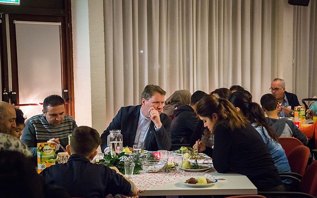 PKN-scriba dr. R. de Reuver in gesprek aan een „tafel van hoop”, maandag in Arnhem. beeld Kerk in Actie