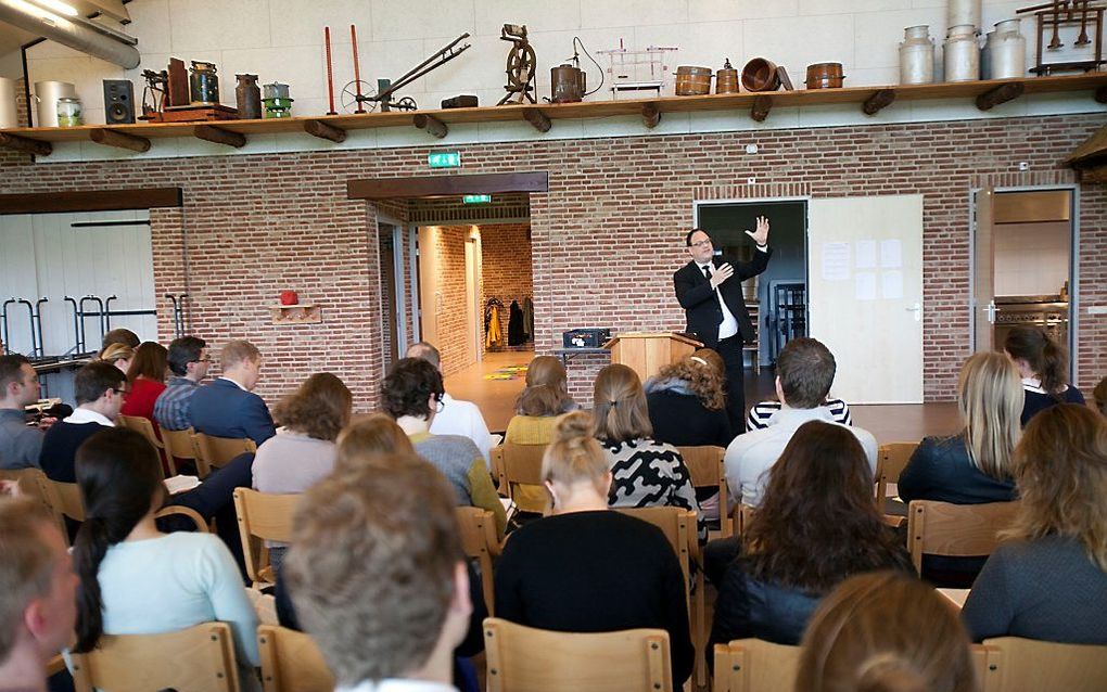 Ds. J. van Rijswijk bij de Zin-in-conferentie in Ter Aar. beeld Henk Bouwman