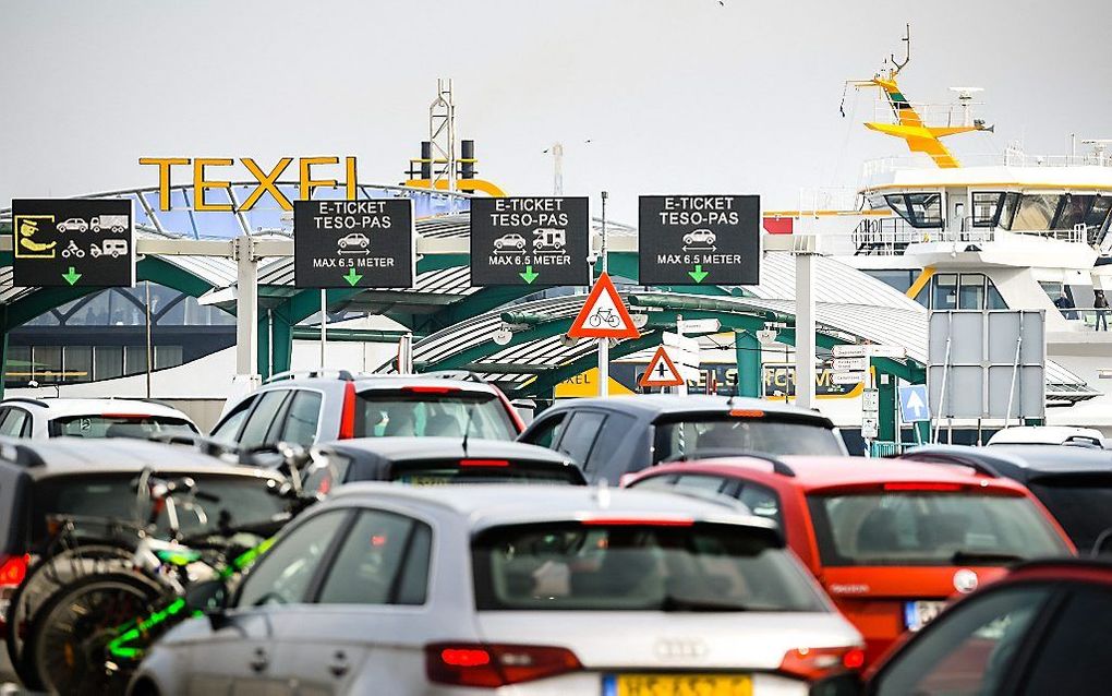 Auto's wachten in Den Helder op de boot naar Texel. beeld ANP, Olaf Kraak