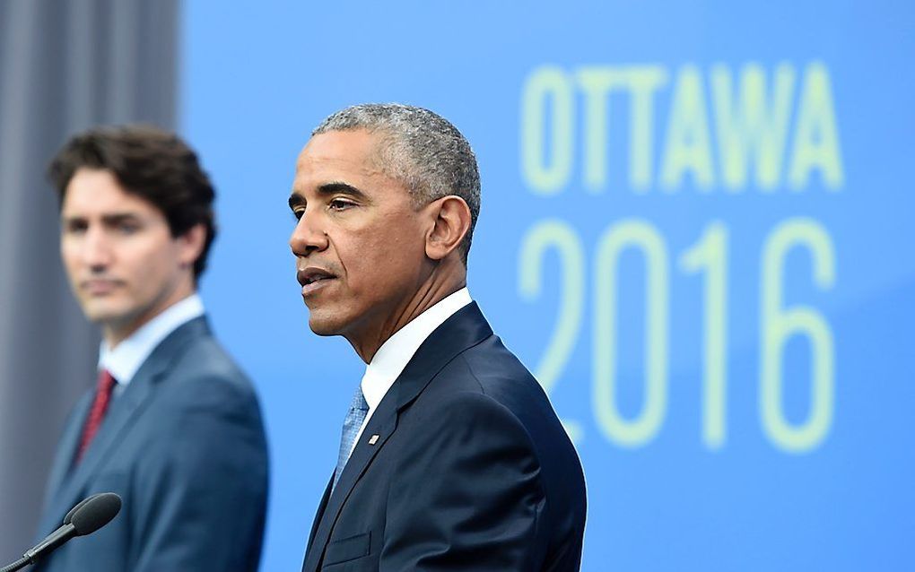 Justin Trudeau kijkt naar Obama tijdens een persconferentie in Canada. beeld AFP