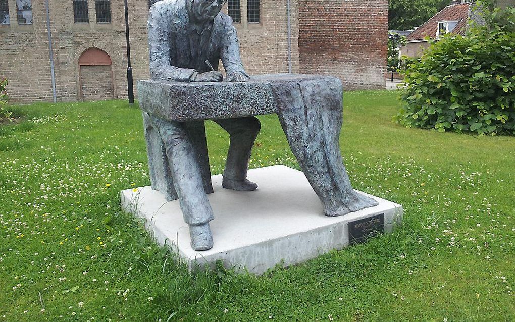 Sculptuur van Vestdijk op het Dorpsplein in Doorn. beeld Wikimedia, Jaap te Kiefte