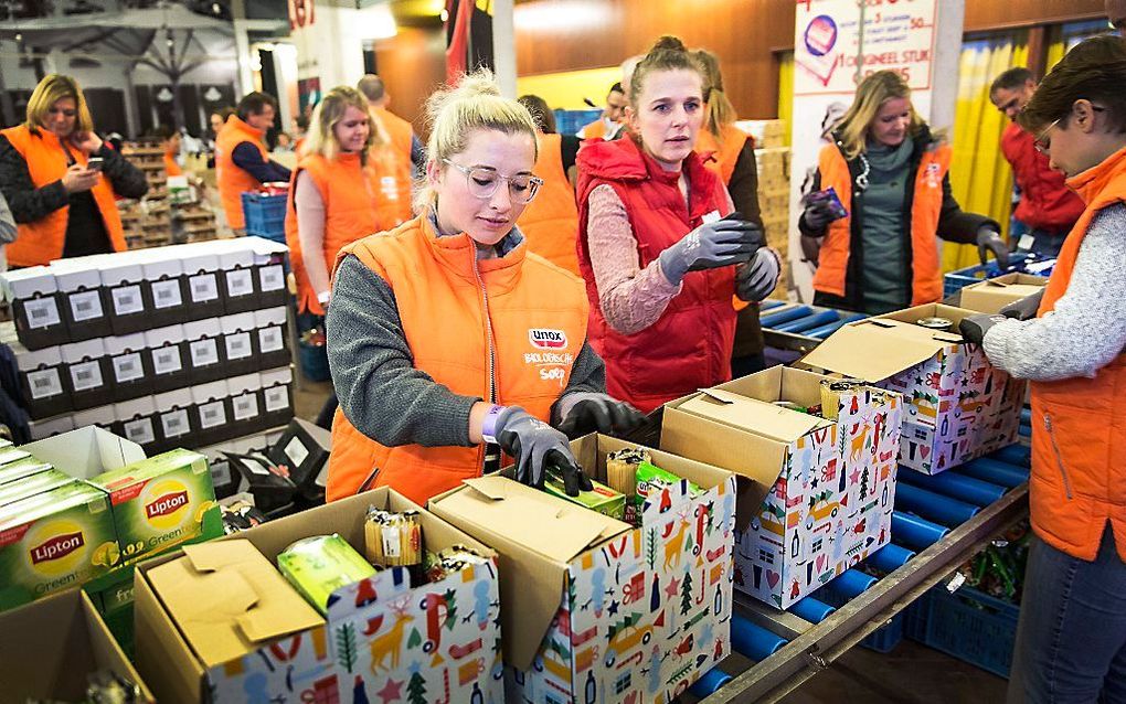 Medewerkers van Unilever in Rotterdam pakken kerstpakketten in voor mensen onder de armoedegrens. beeld ANP, Arie Kievit