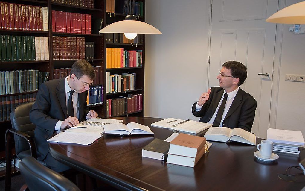 Kandidaat G. P. van Nieuw Amerongen (l.) met ds. J. M. D. de Heer, op de Theologische School in Rotterdam. beeld Willem van Cappellen