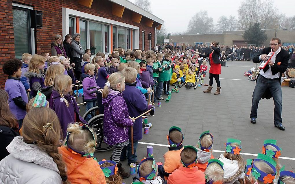 De opening van het nieuwe schoolgebouw van de School met de Bijbel in Wekerom in 2011. beeld RD, Anton Dommerholt