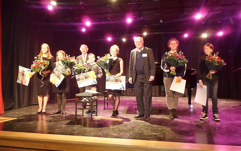 De winnaars van het Krebbers-concours. Van links naar rechts: Dagmar Hogendorp (3e prijs viool), Raisa Ploeg (3e prijs viool), Fabian Altena (2e prijs viool), Suzanna Broekhuizen (1e prijs viool), Aymara Gosen (1e prijs cello) en Marco Keizer (2e prijs ce