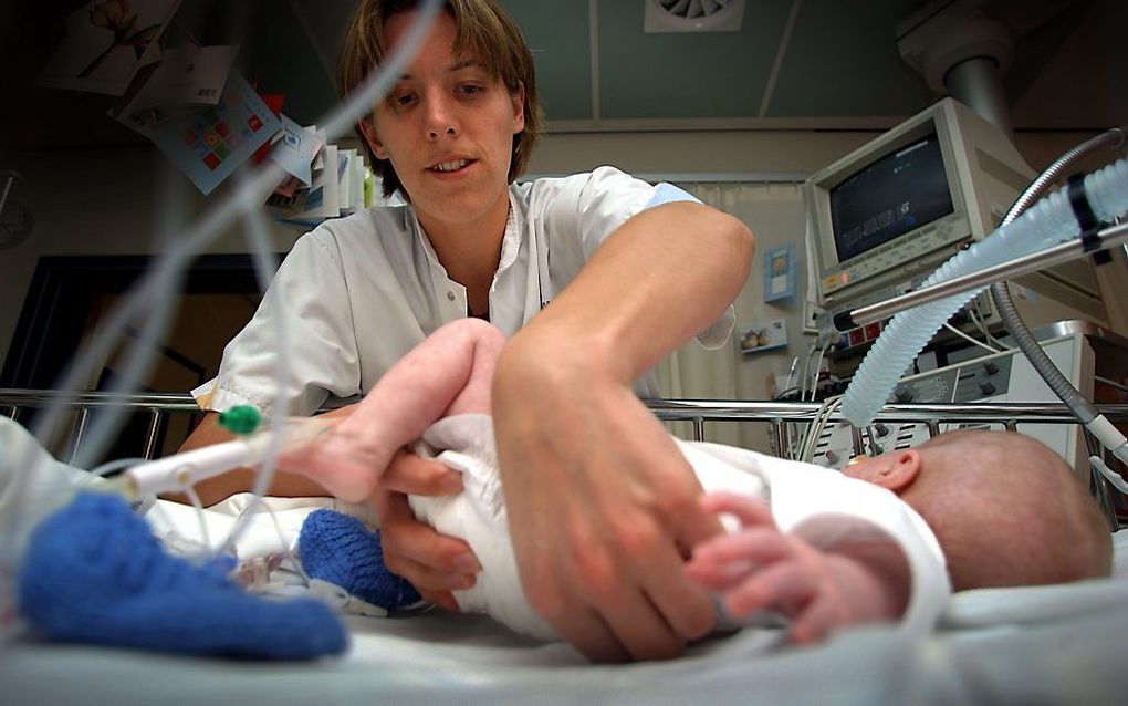 Baby op de kinder ic in het Wilhelmina Kinderziekenhuis in Utrecht. beeld RD, Anton Dommerholt