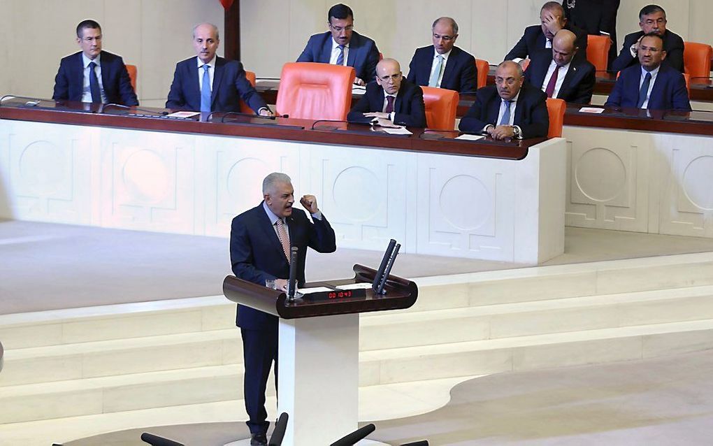 De Turkse minister Yildirim houdt een speech tijdens een buitengewone vergadering van het Turkse Parlement in Ankara zaterdag. beeld AFP