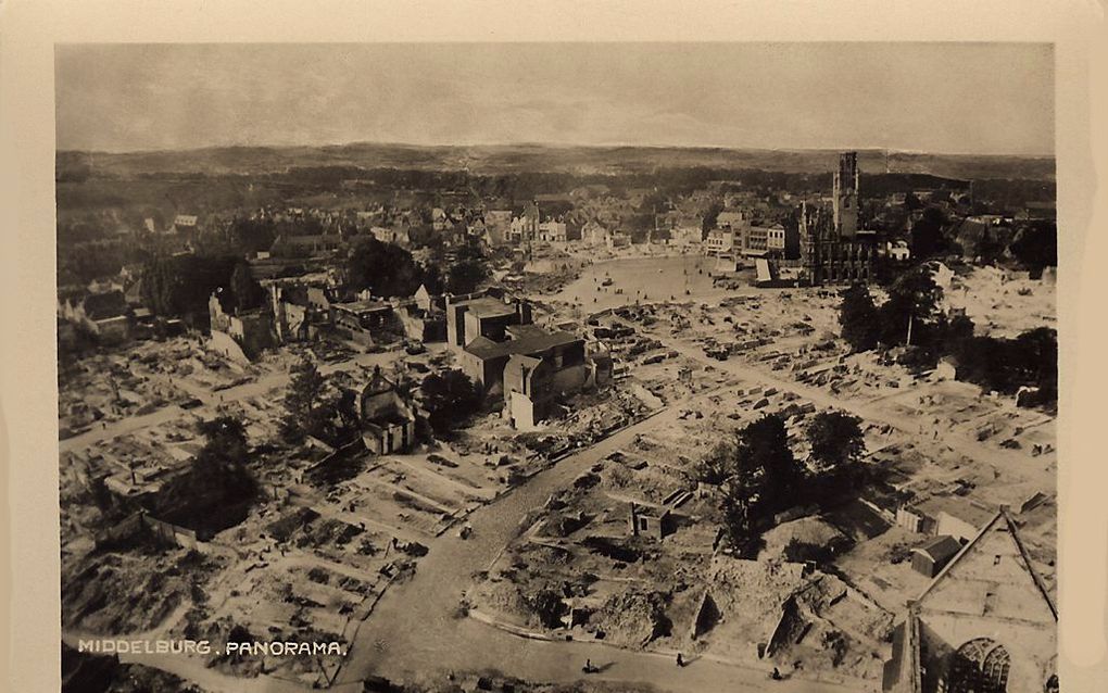 Duitse bommen verwoestten op 17 mei 1940 het middeleeuwse stadshart van Middelburg. Op de achtergrond het zwaargehavende stadhuis. beeld Zeeuws Archief