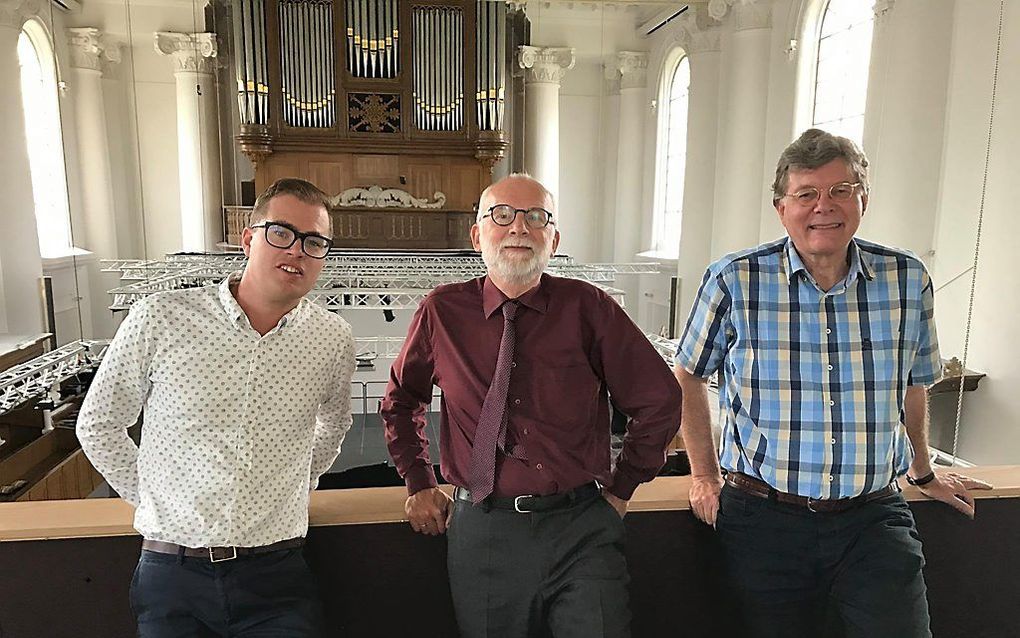 Marien Stouten, Mar van der Veer en Rinus Verhage (v.l.n.r.) in de Nieuwe Kerk van Zierikzee. beeld Facebook, Mar van der Veer