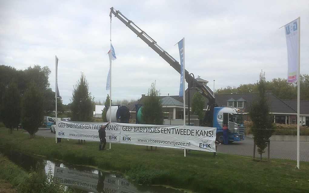 Vissers voerden vrijdag bij de start van de vakbeurs Holland Fisheries Event in Urk actie tegen de aanlandplicht. De beurs werd geopend door staatssecretaris Van Dam (Economische Zaken). beeld RD