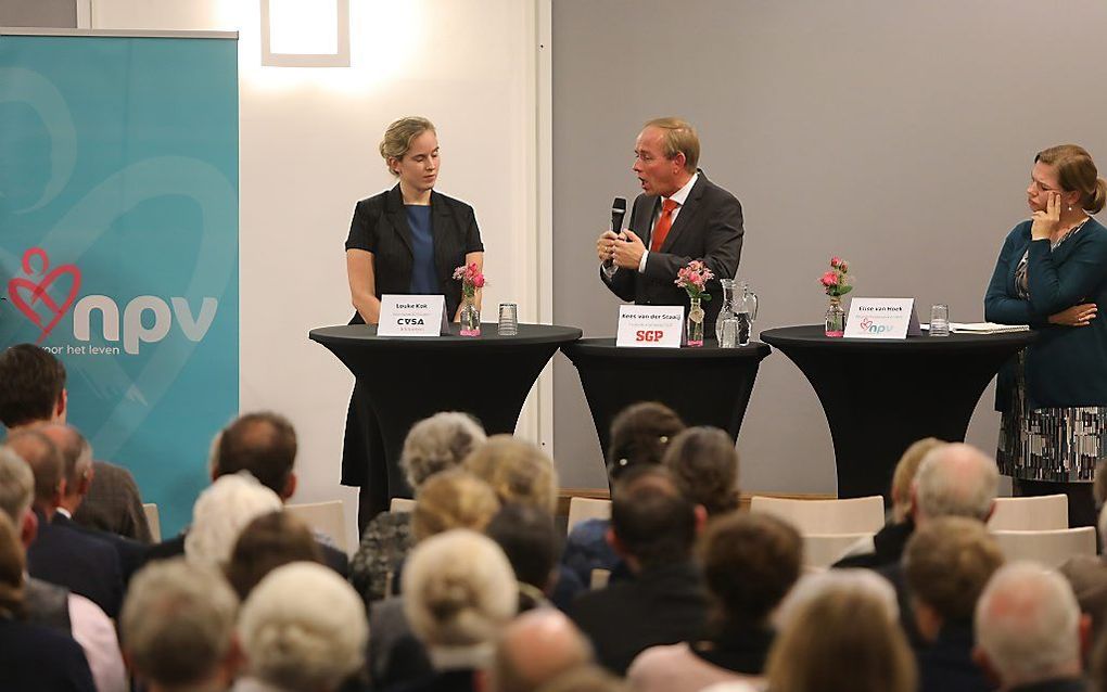 Van der Staaij tijdens een recent debat met een abortusarts in het Van Lodensteincollege in Kesteren. beeld VidiPhoto