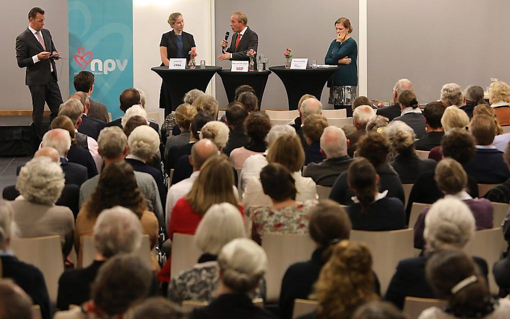 De NPV-afdeling Neder-Betuwe hield gisteren een debatavond over abortus in het Van Lodensteincollege in Kesteren. Sprekers waren abortusarts Louke Kok, SGP-leider Van der Staaij en NPV-beleidsmedewerkster Elise van Hoek. beeld VidiPhoto