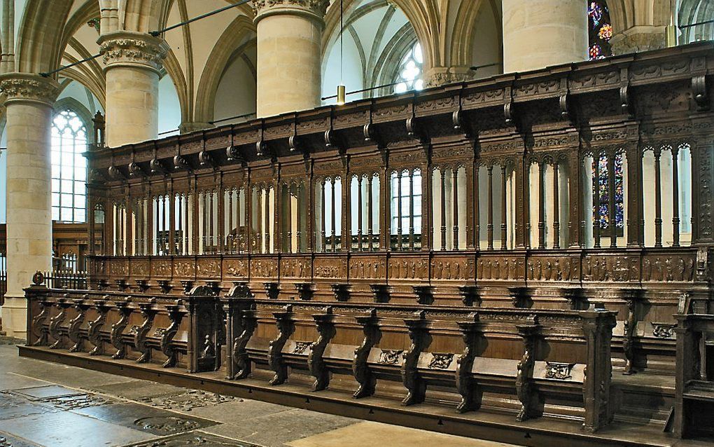 Zuiderkoorbanken in de Dordtse Grote Kerk. Tijdens de presentatie van de Dordtse Leerregels op 6 mei 1619 zaten in de voorste bank van rechts naar links de Engelse bisschop Carleton, voorzitter Bogerman, de assessoren Rolandus en Faukelius en de scriba’s 