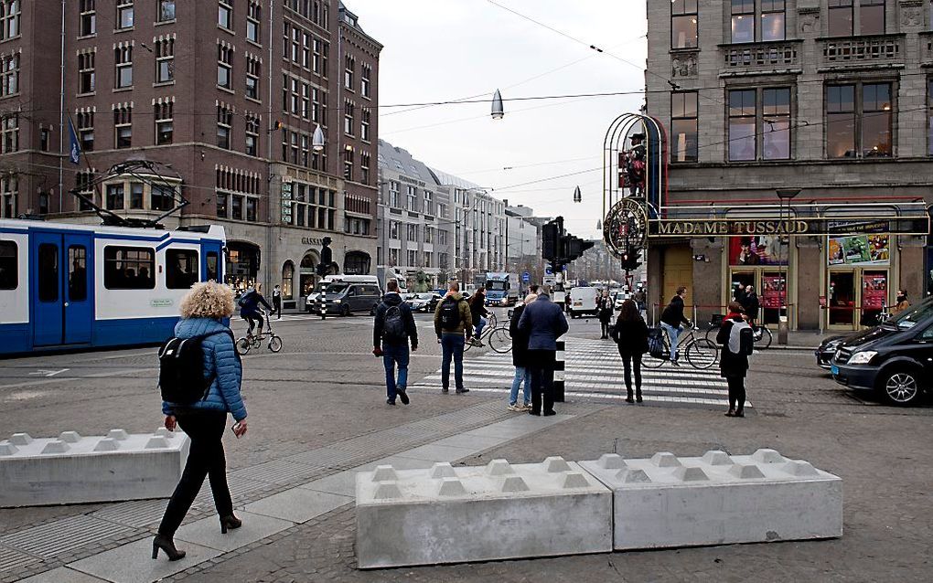 Betonblokken op de Dam. De gemeente Amsterdam heeft de blokken geplaatst als maatregel tegen eventuele terroristische aanslagen met voertuigen. beeld ANP