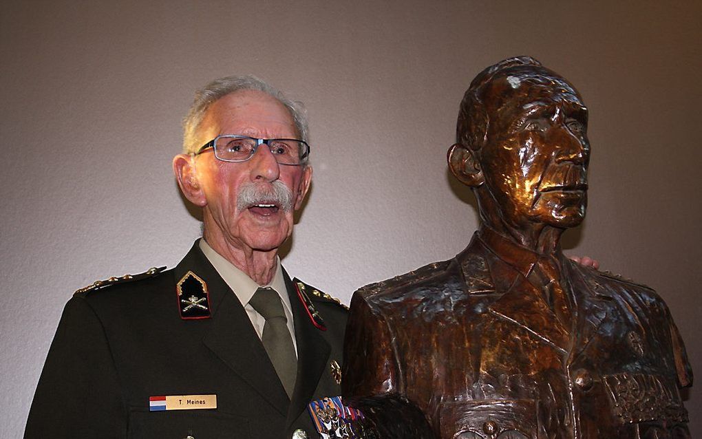 Meines in 2013 bij zijn borstbeeld in het Veteraneninstituut in Doorn. beeld Riekelt Pasterkamp