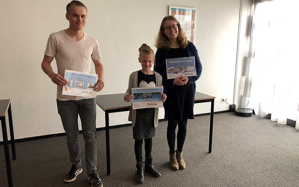 De prijswinnaars Gert Schouten en Hanneke ten Voorde (rechts). Hanna van Vliet kon niet aanwezig zijn, ze werd vertegenwoordigd door haar 8-jarige zus Nienke (midden).  beeld RD