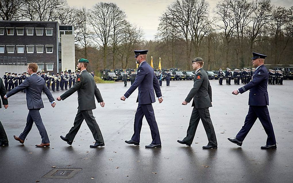 Minister Hennis reikte woensdag in Hilversum hoge militairen onderscheidingen uit. beeld Defensie, Phil Nijhuis