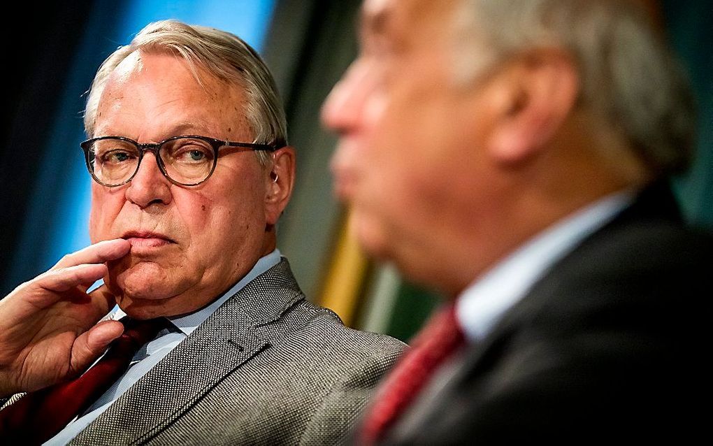 Oud-minister Klaas de Vries licht het onderzoek toe. beeld ANP