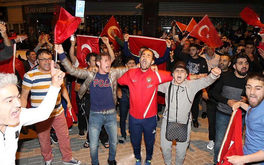 In Rotterdam hebben zich tientallen Turkse Nederlanders verzameld bij het Turkse consulaat bij Schiedamse Vest. Ze trekken met vlaggen op in de richting van het consulaat waar ze nu demonstreren. beeld ANP